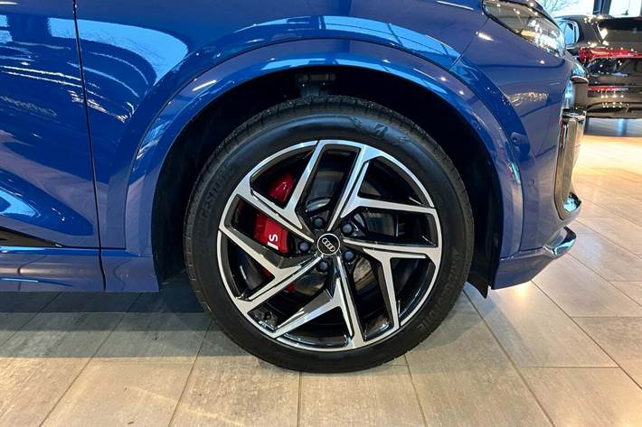 Blå Audi SQ6 e-tron fra 2024