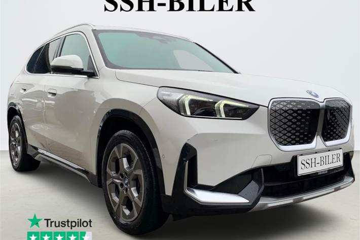 Hvid BMW iX1 fra 2025 set udefra