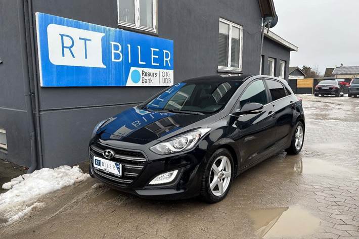 Hvid Hyundai i30 fra 2016 set udefra