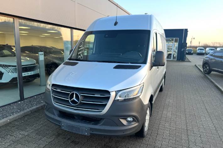Sølv Mercedes Sprinter 319 fra 2021