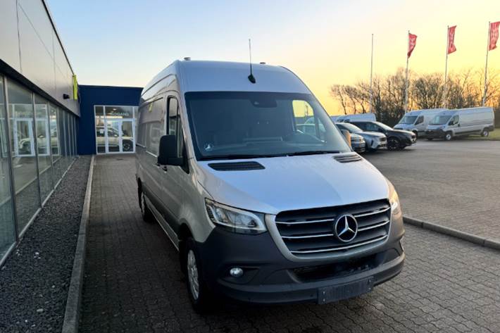Sølv Mercedes Sprinter 319 fra 2021