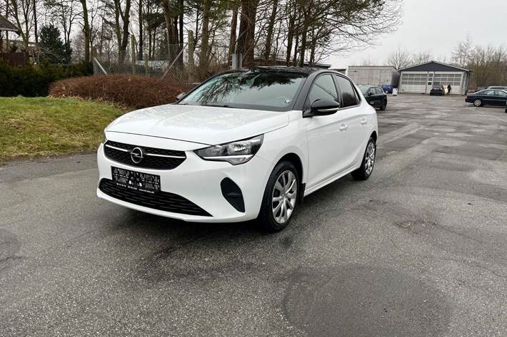 Hvid Opel Corsa fra 2020 set udefra