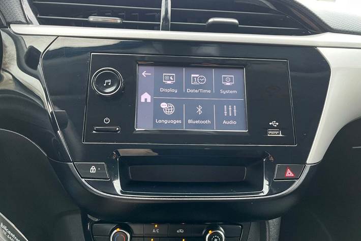 Hvid Opel Corsa fra 2020