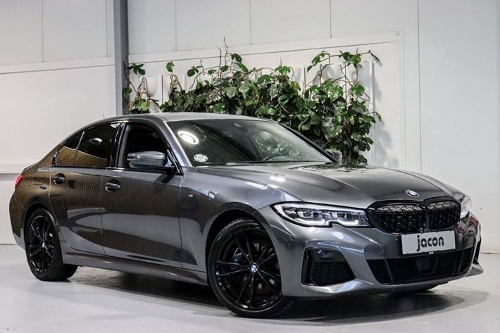 Grå BMW M340i fra 2020 set udefra