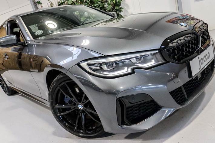 Grå BMW M340i fra 2020 set udefra