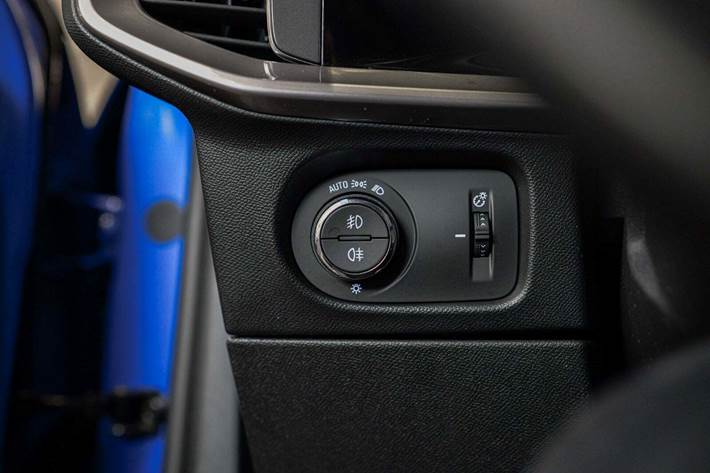 Blå Opel Mokka-e fra 2021