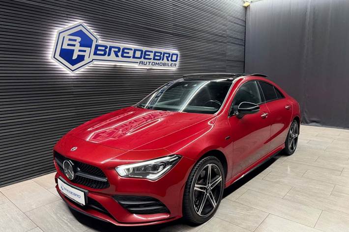 Rød Mercedes CLA250 e fra 2020 set udefra