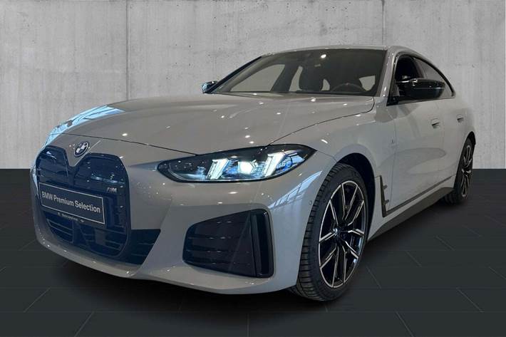 Grå BMW i4 fra 2025 set udefra