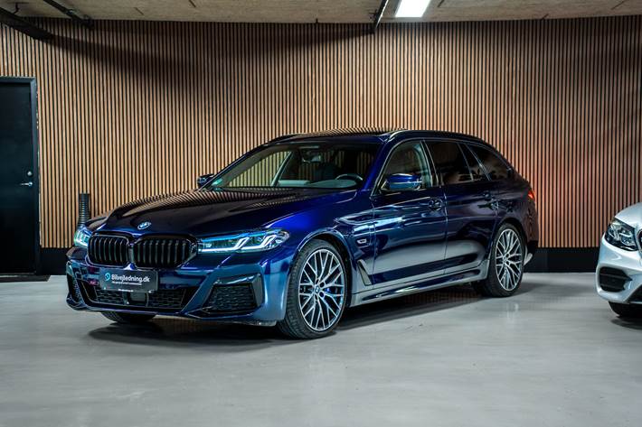 Blå BMW 530e fra 2022 set udefra