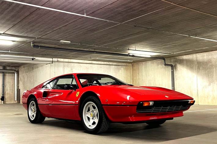 Rød Ferrari 308 fra 1979 set udefra