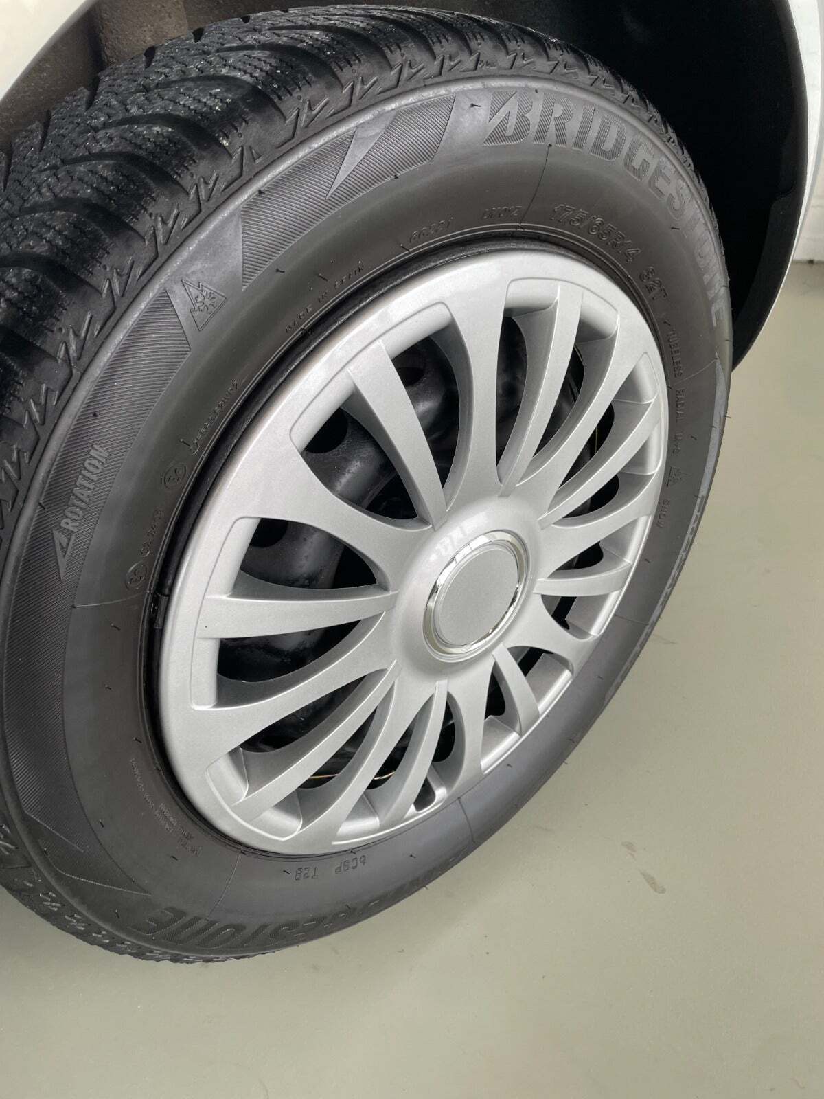 Sølv Renault Clio II fra 2003 set udefra