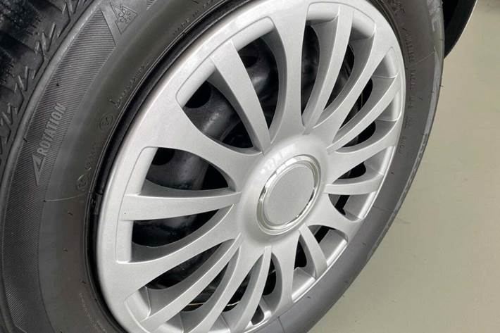 Sølv Renault Clio II fra 2003 set udefra