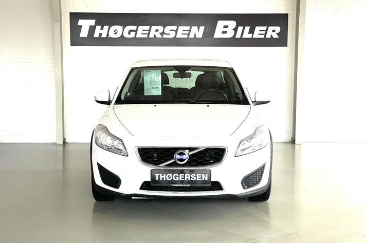 Hvid Volvo C30 fra 2011 set udefra