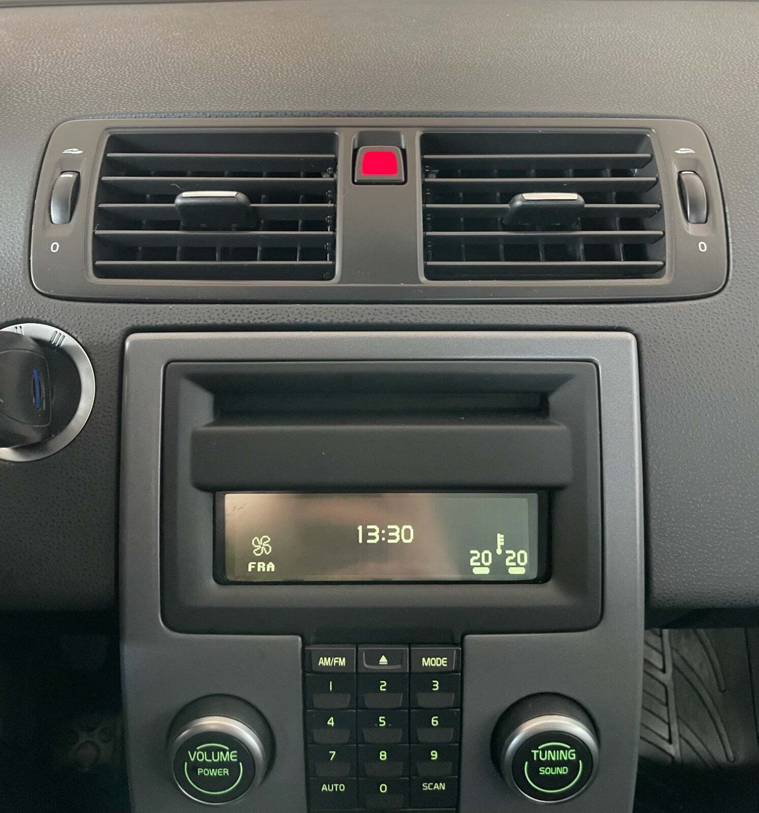 Hvid Volvo C30 fra 2011 set indefra