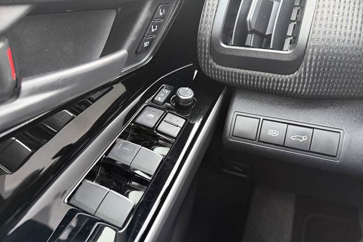 Grå Toyota BZ4X fra 2025