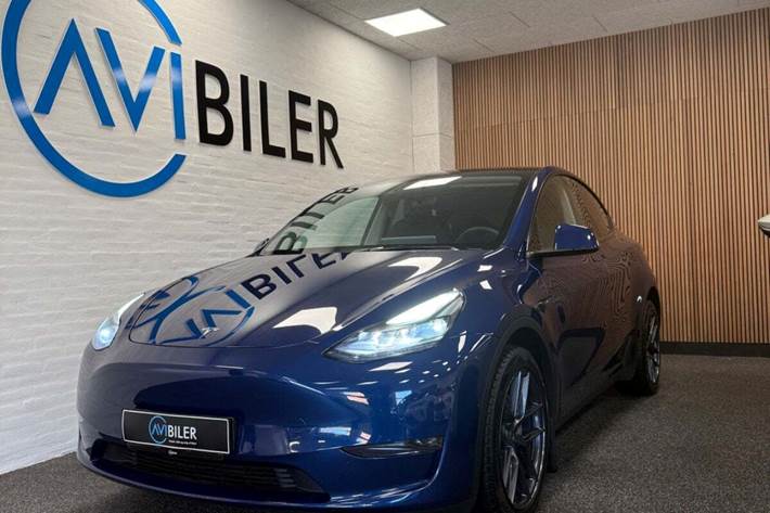Blå Tesla Model Y fra 2022