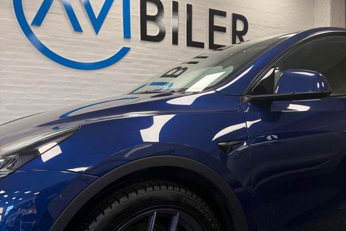 Blå Tesla Model Y fra 2022