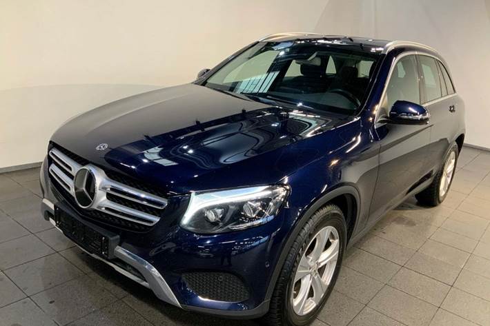 Blå Mercedes GLC300 fra 2018 set udefra