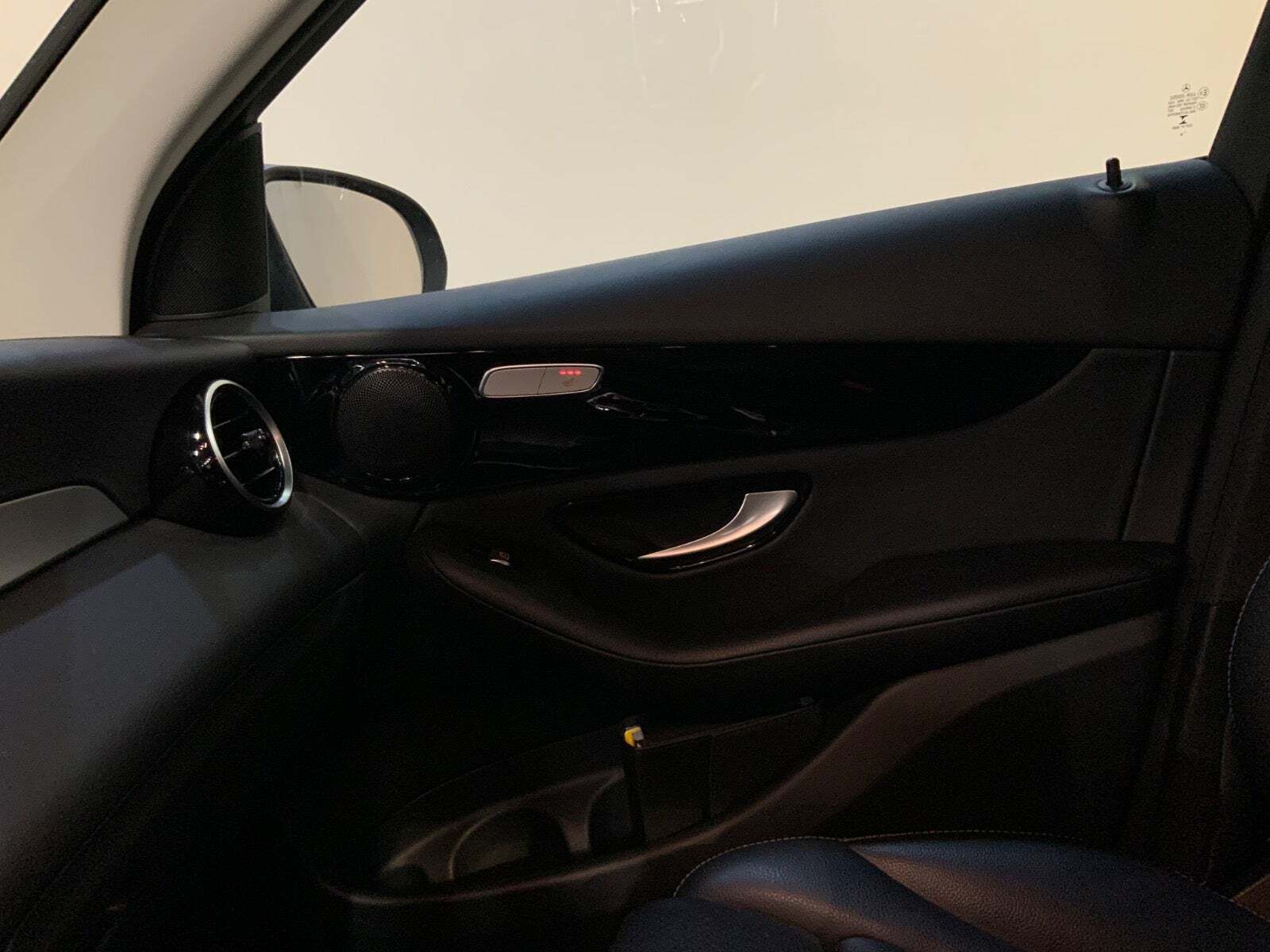 Blå Mercedes GLC300 fra 2018