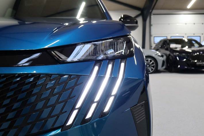 Blå Peugeot e-5008 fra 2025