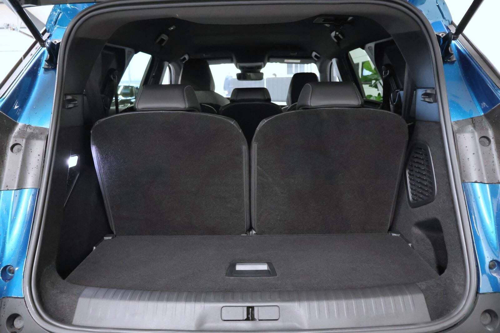 Blå Peugeot e-5008 fra 2025