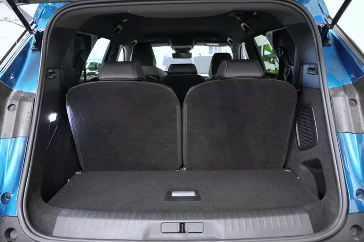 Blå Peugeot e-5008 fra 2025