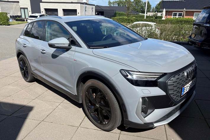 Grå Audi Q4 e-tron fra 2022 set udefra