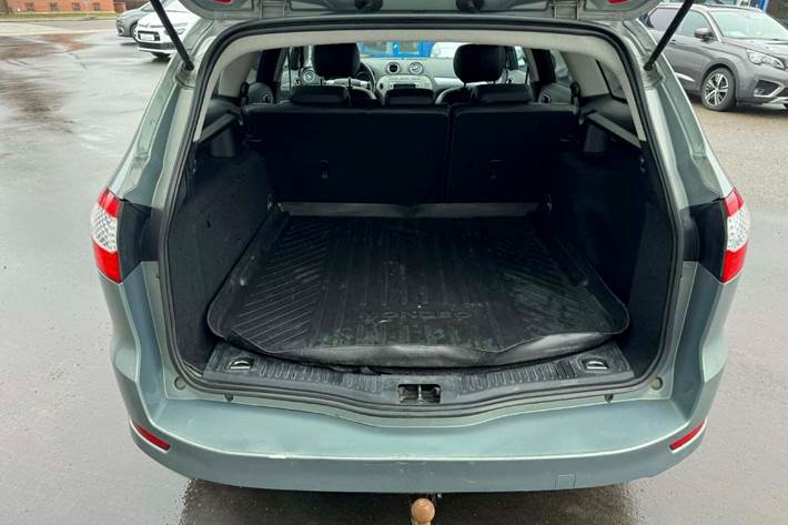 Grå Ford Mondeo fra 2007