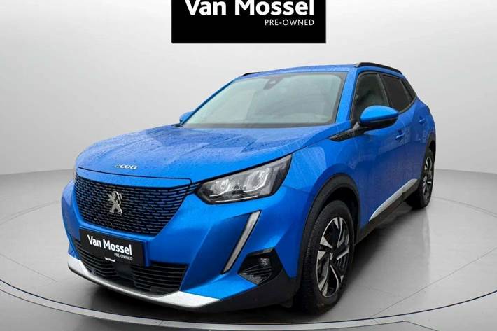 Blå Peugeot e-2008 fra 2021 set udefra