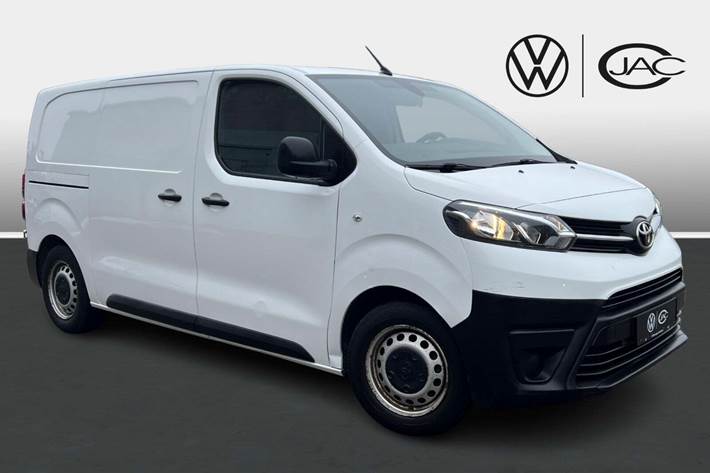 Hvid Toyota ProAce fra 2019 set udefra