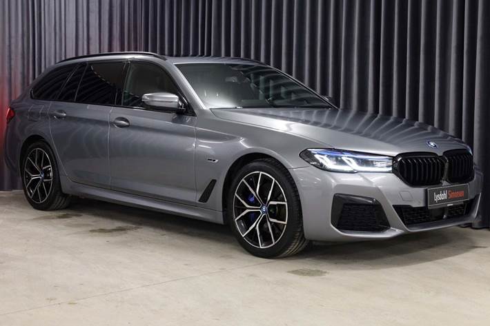 Grå BMW 530e fra 2023 set udefra