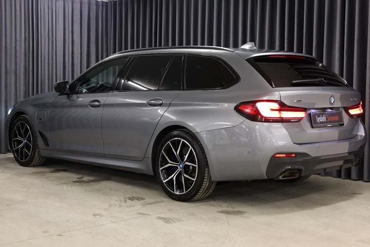 Grå BMW 530e fra 2023