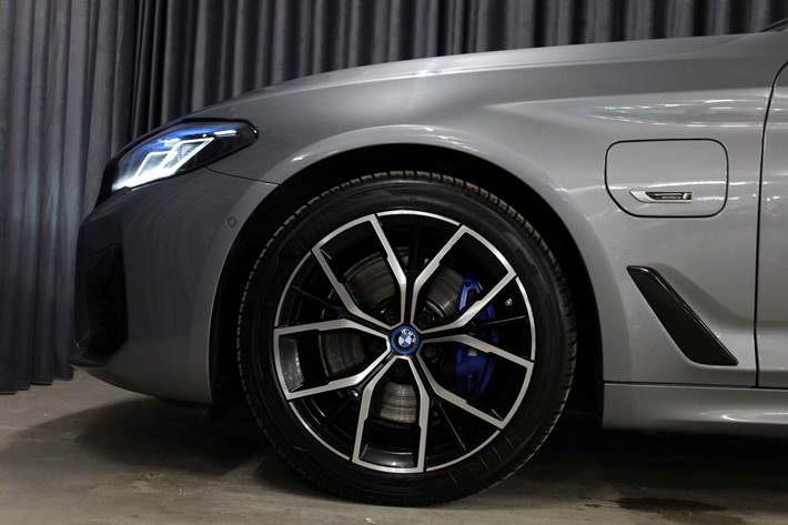 Grå BMW 530e fra 2023