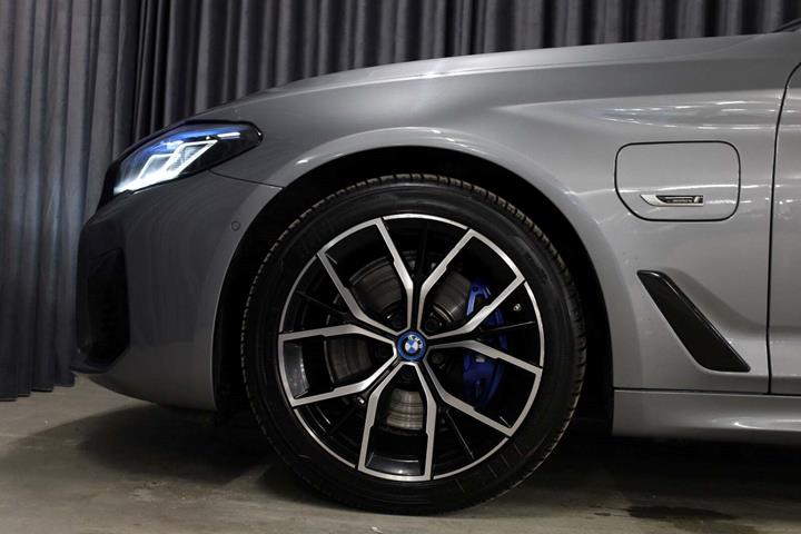 Grå BMW 530e fra 2023