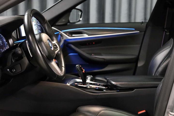 Grå BMW 530e fra 2023