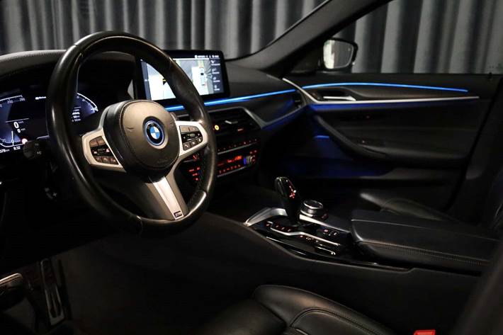 Grå BMW 530e fra 2023
