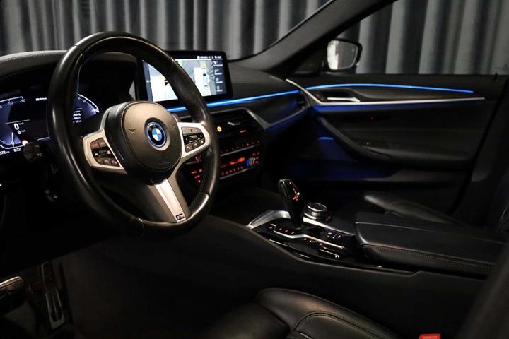 Grå BMW 530e fra 2023