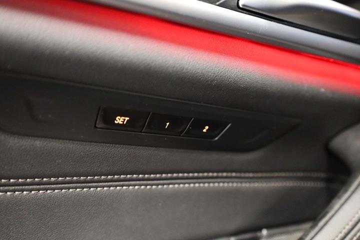 Grå BMW 530e fra 2023