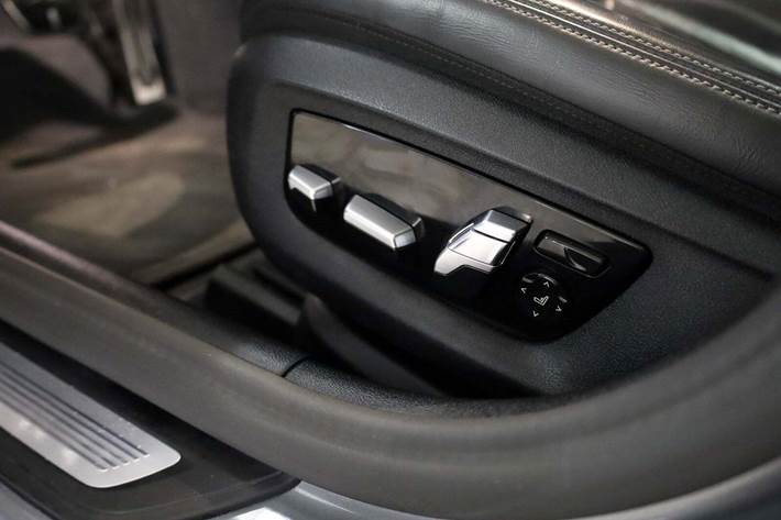 Grå BMW 530e fra 2023
