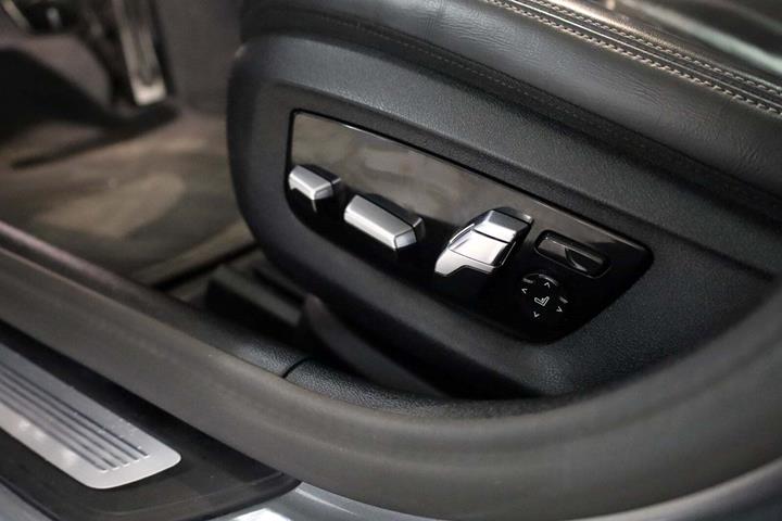 Grå BMW 530e fra 2023