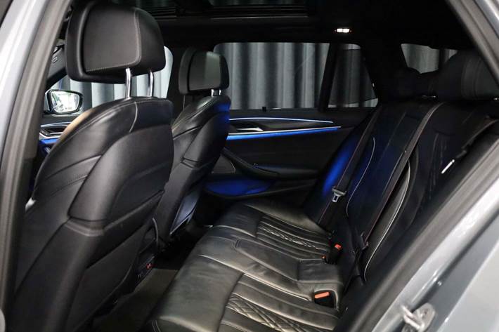 Grå BMW 530e fra 2023
