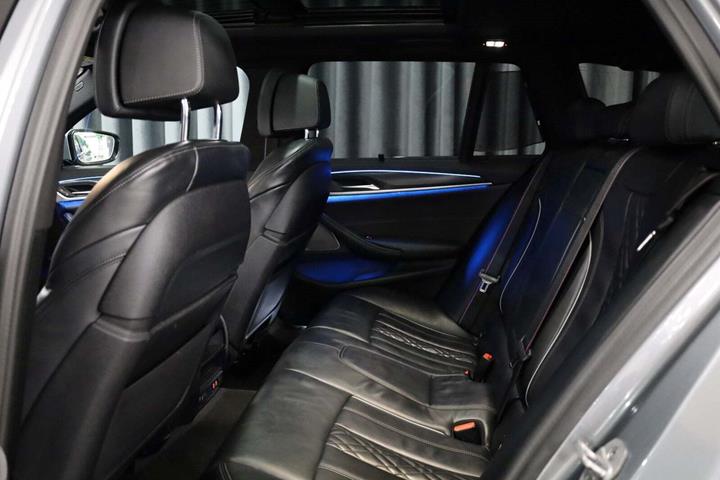 Grå BMW 530e fra 2023