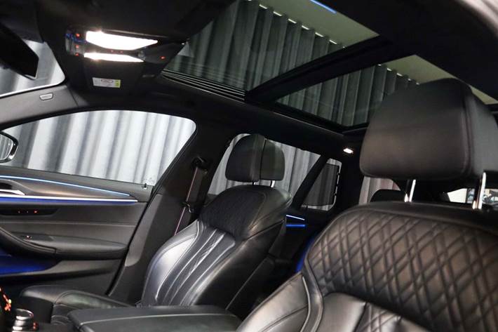 Grå BMW 530e fra 2023