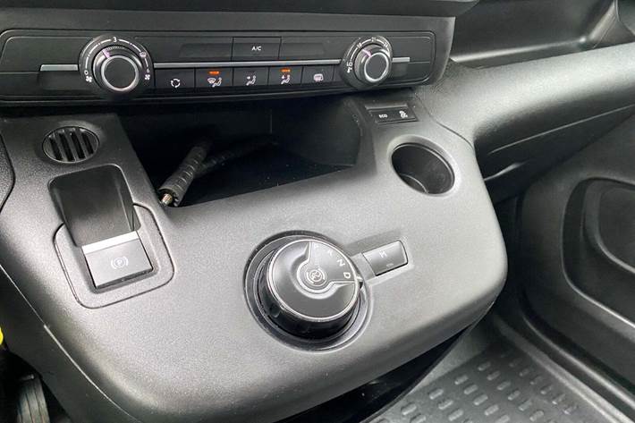 Hvid Peugeot Partner fra 2020