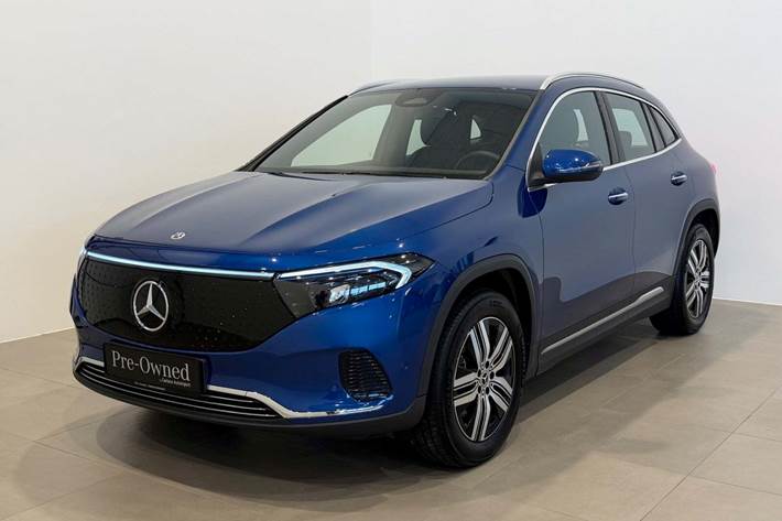 Blå Mercedes EQA300 fra 2025 set udefra