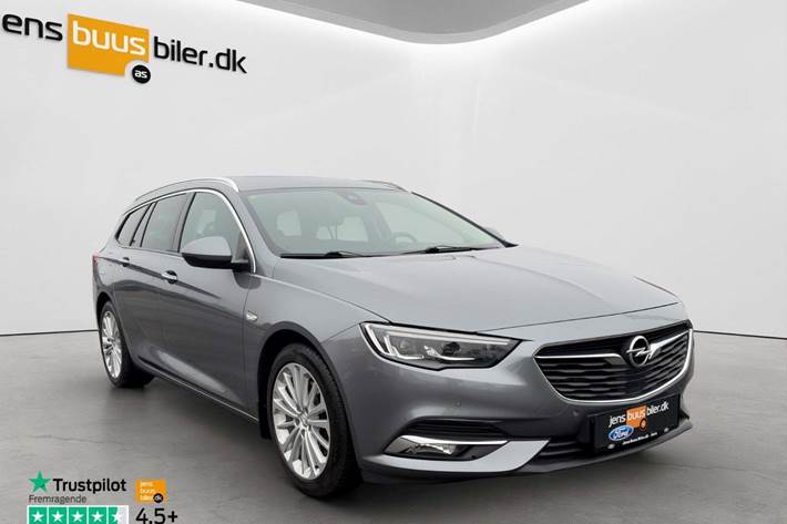 Grå Opel Insignia fra 2018 set udefra