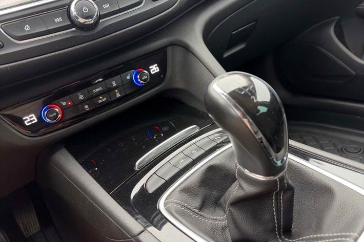 Grå Opel Insignia fra 2018