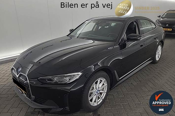 Sort BMW i4 fra 2023 set udefra