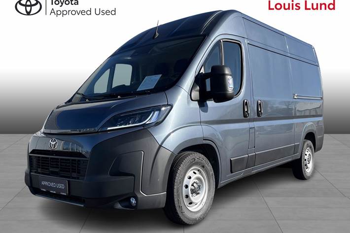 Grå Toyota Proace Max fra 2025 set udefra