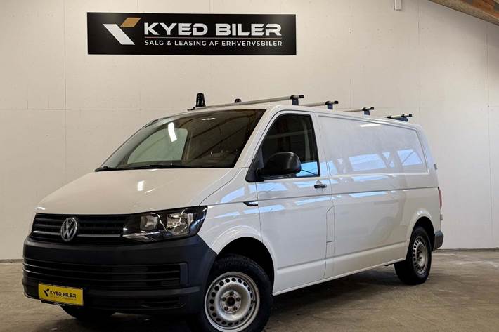 Hvid VW Transporter fra 2017 set udefra